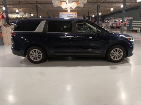 Used 2024 Kia Carnival LX FWD image 5
