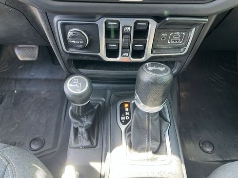 Used 2025 Jeep Wrangler Unlimited Sahara AWD/4WD image 30