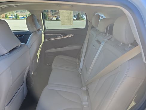 Used 2022 Lincoln Nautilus Reserve image 13