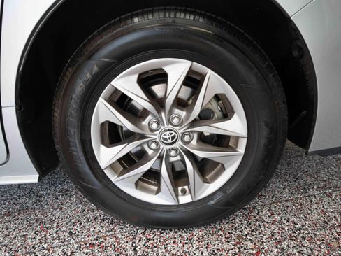 Used 2025 Toyota Sienna LE w/ LE Plus Package AWD/4WD image 29
