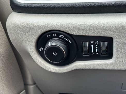 Used 2023 Chrysler Pacifica Touring-L image 55