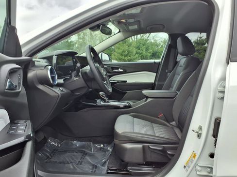 Used 2025 Chevrolet Trax LT w/ LT Convenience Package FWD image 17