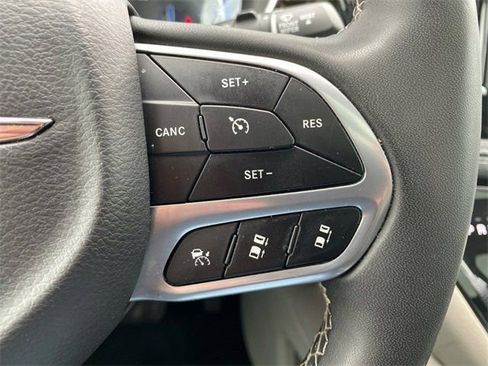 Used 2023 Chrysler Pacifica Limited image 29