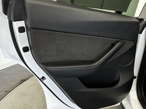 Used 2022 Tesla Model Y Long Range image 24