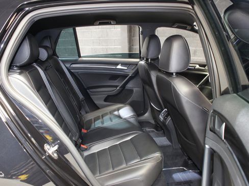 Used 2017 Volkswagen Golf R 4-Door image 32