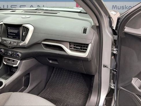 Used 2024 GMC Terrain SLE w/ Driver Convenience Package FWD image 25