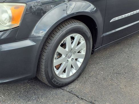 Used 2012 Chrysler Town & Country Touring-L w/ Driver Convenience Group image 28