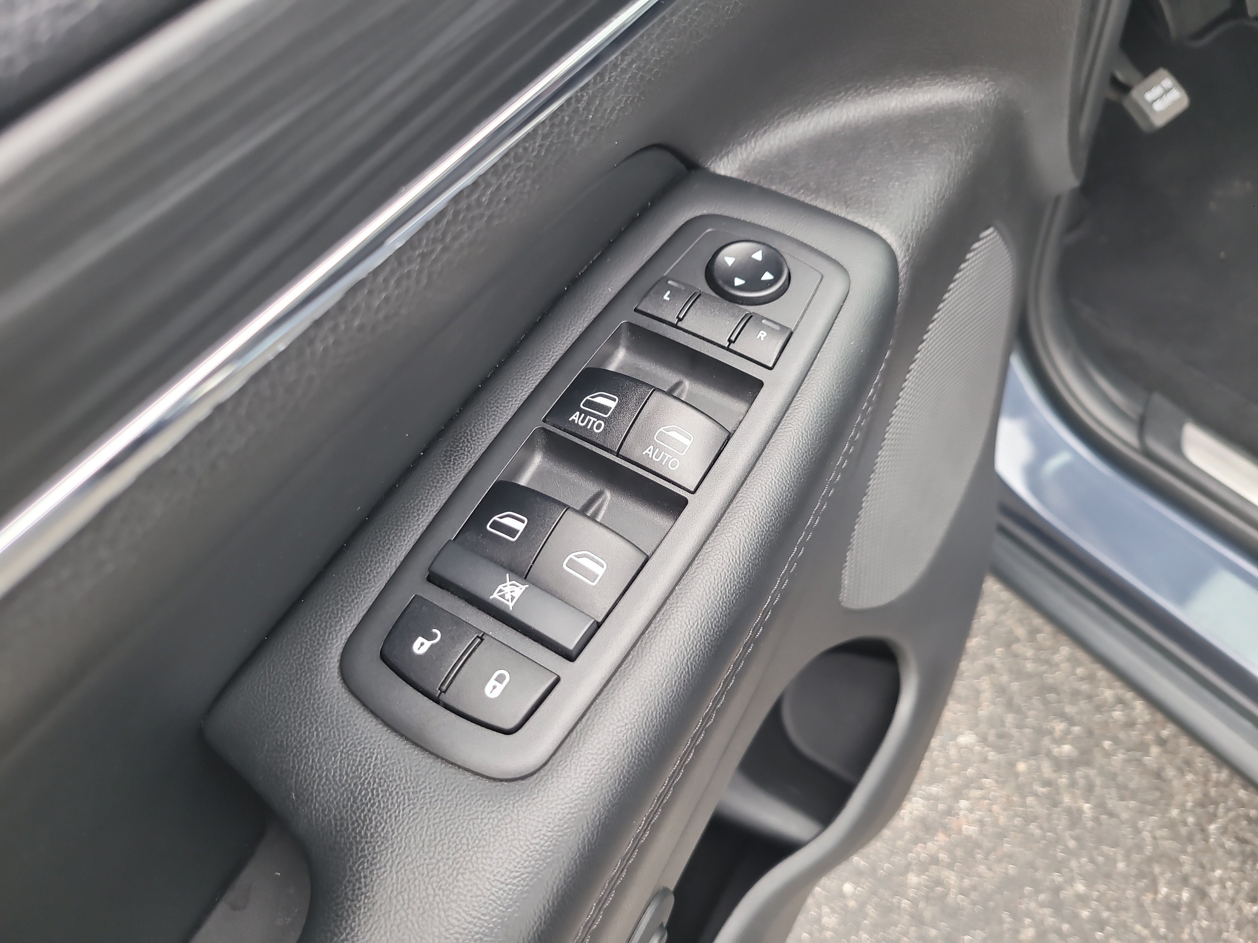 Used 2019 Jeep Grand Cherokee Limited AWD/4WD image 16