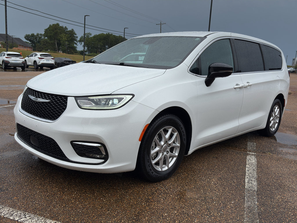 Used 2024 Chrysler Pacifica Touring FWD image 7