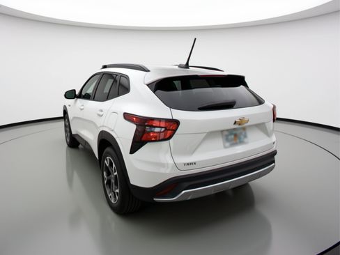 Used 2025 Chevrolet Trax LT w/ LT Convenience Package image 6