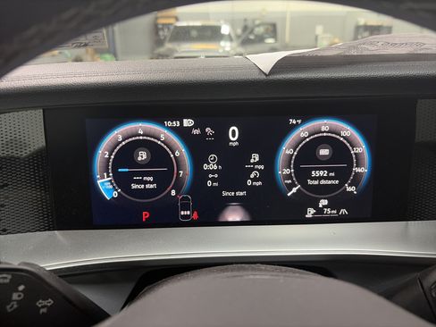 Certified 2025 Volkswagen Tiguan SE AWD/4WD image 17