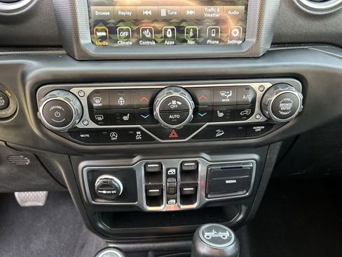 Used 2018 Jeep Wrangler Unlimited Sahara image 21