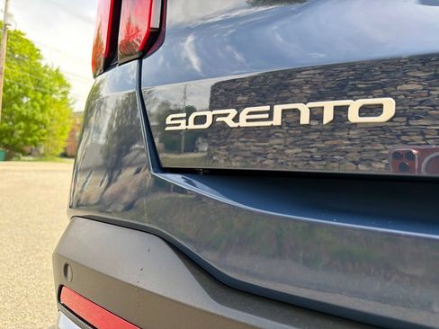 Certified 2025 Kia Sorento EX w/ Panoramic Sunroof Package AWD/4WD image 11