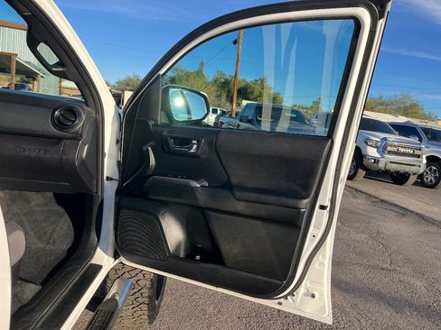 Used 2016 Toyota Tacoma TRD Sport image 36