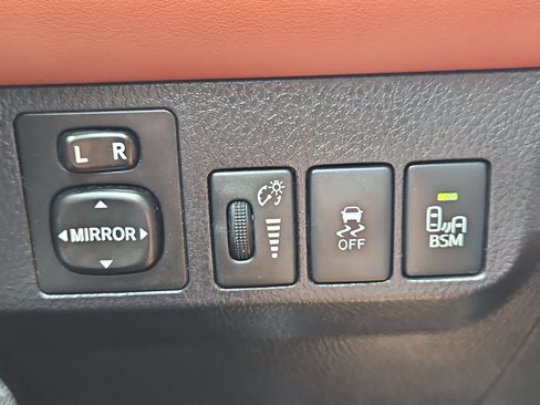 Used 2015 Toyota RAV4 Limited w/ Technology Package FWD image 29