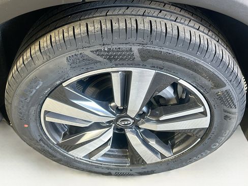 Used 2025 Nissan Rogue SL AWD/4WD image 11