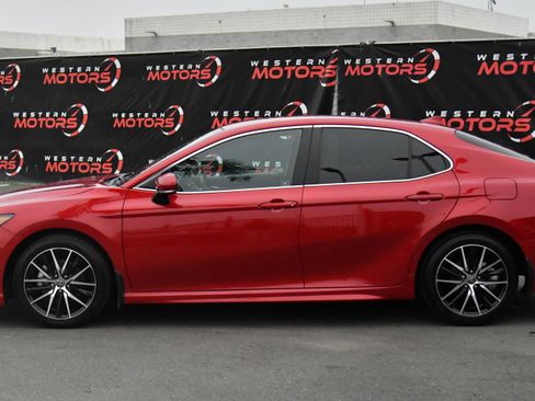 Used 2023 Toyota Camry SE image 4