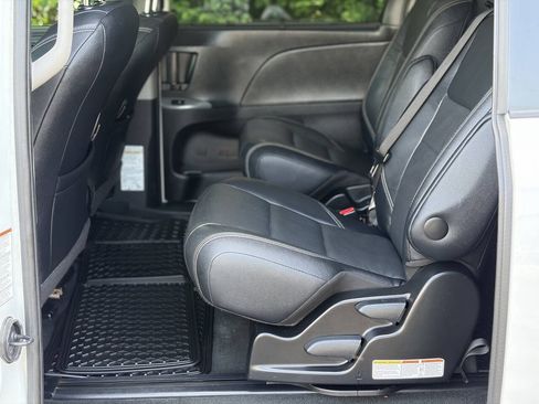 Used 2017 Toyota Sienna SE Premium FWD image 17