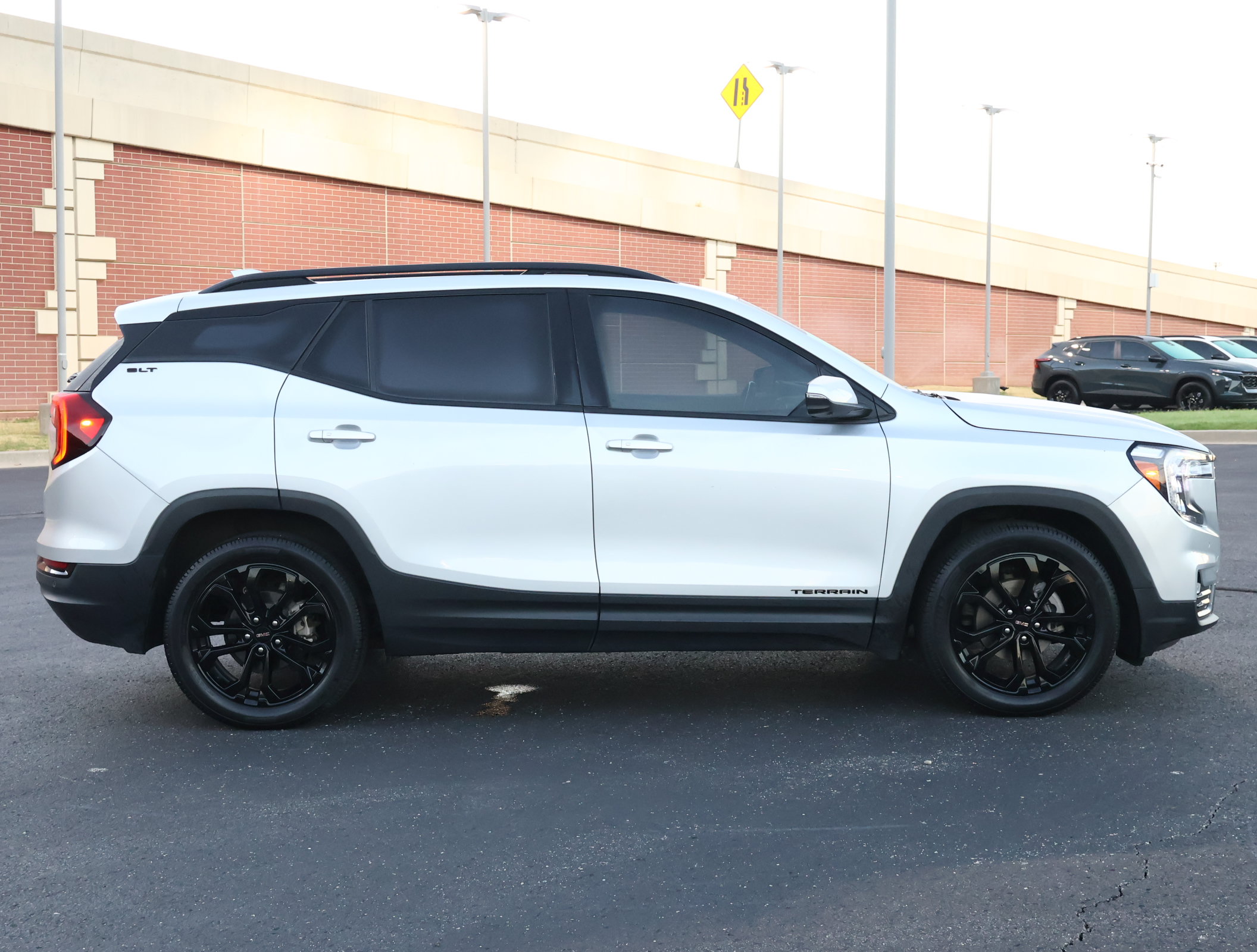 Used 2022 GMC Terrain SLT w/ Infotainment Package II FWD image 38