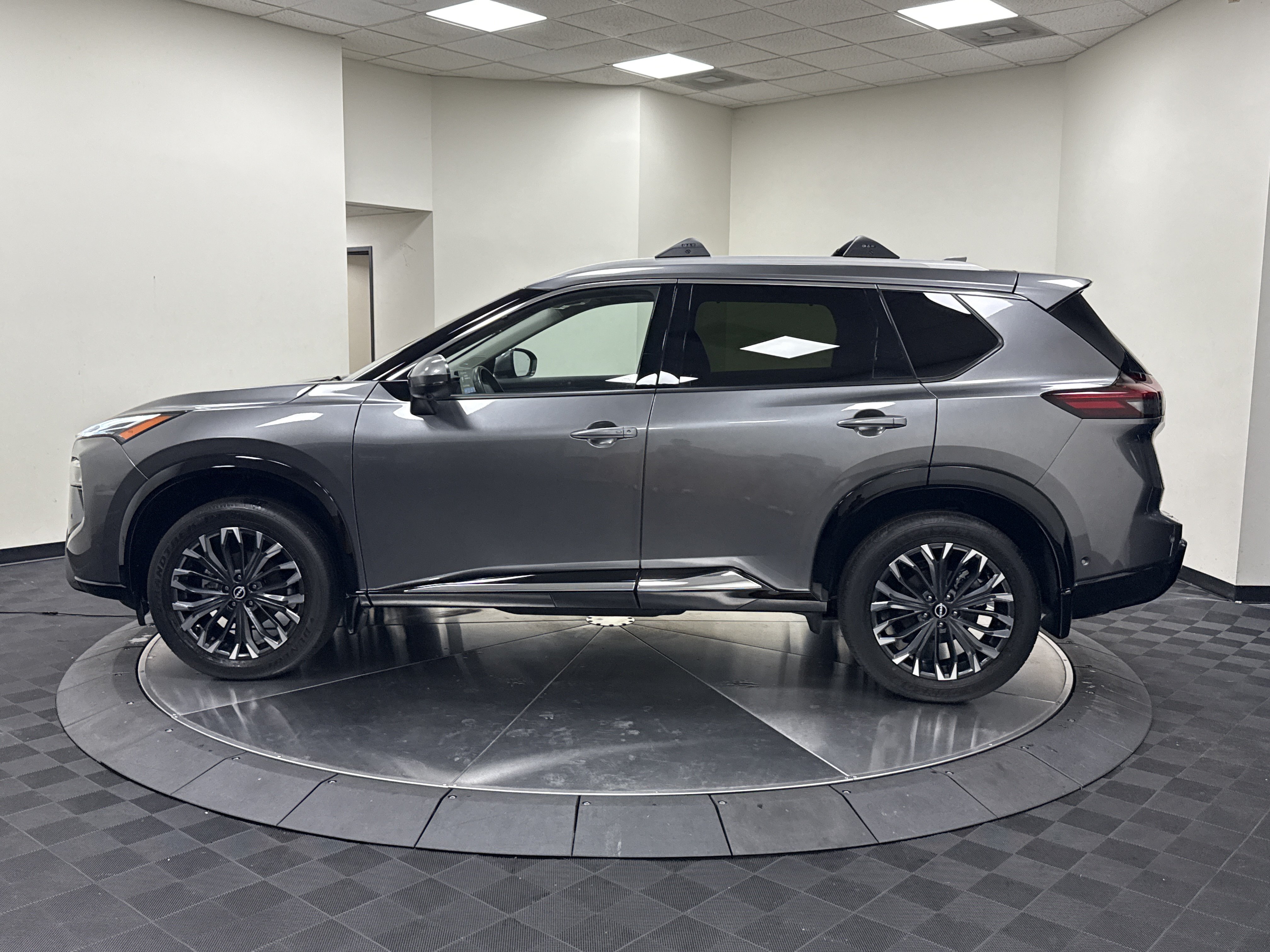 Used 2026 Nissan Rogue Platinum w/ Platinum Premium Package AWD/4WD image 5