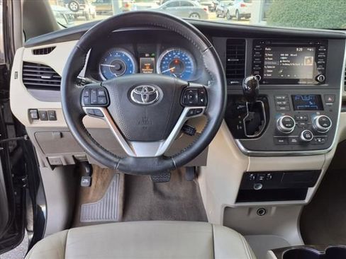 Used 2018 Toyota Sienna XLE image 11