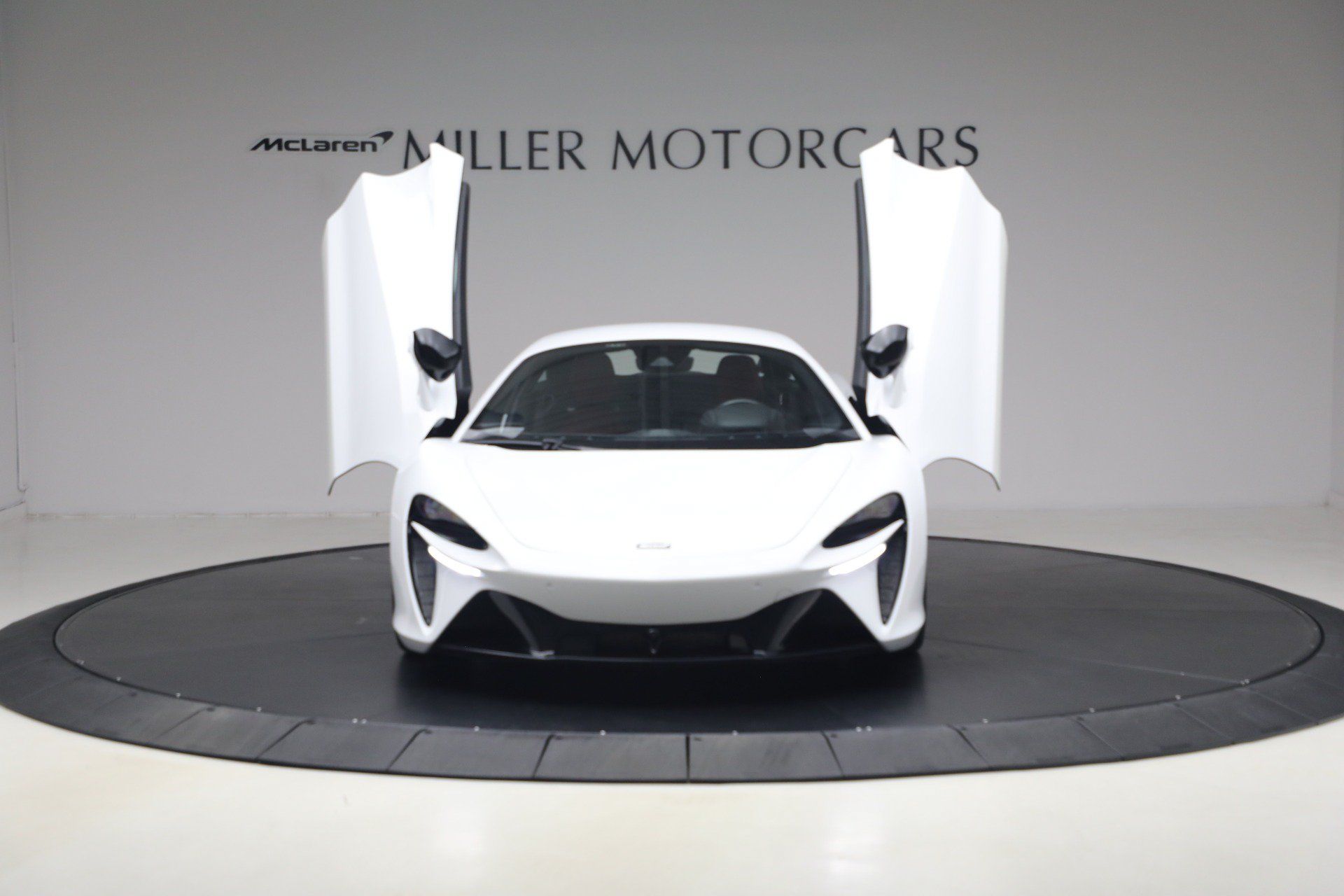 Used 2023 McLaren Artura RWD image 21