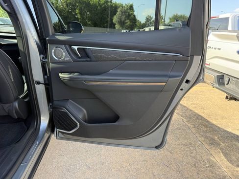 Used 2025 Buick Enclave Avenir w/ Super Cruise Package FWD image 18