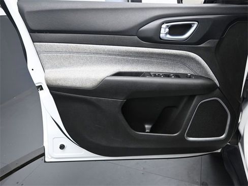 Used 2024 Jeep Compass Latitude image 19