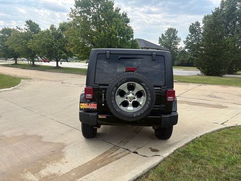 Used 2017 Jeep Wrangler Unlimited Sahara AWD/4WD image 8