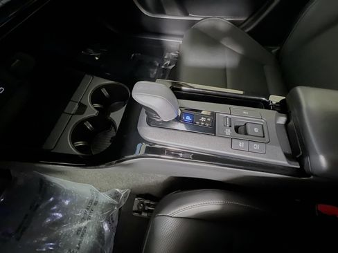 Used 2025 Toyota Prius XLE FWD image 25