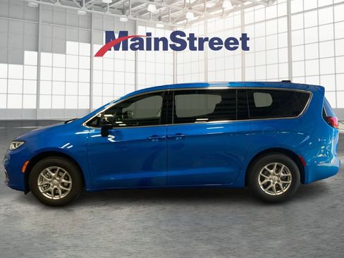 New 2026 Chrysler Pacifica Select image 2