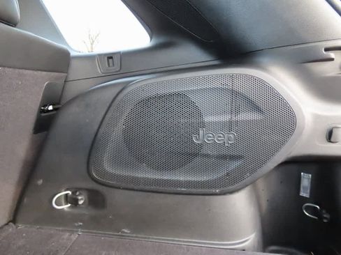 Used 2021 Jeep Cherokee Limited image 14