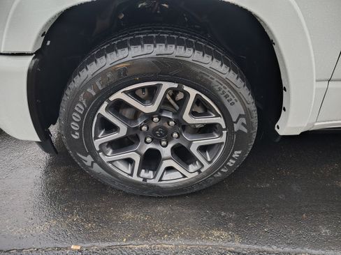 Used 2025 RAM 1500 Laramie AWD/4WD image 6