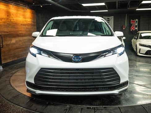 Used 2025 Toyota Sienna LE image 4