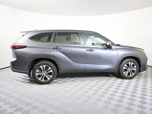 Used 2024 Toyota Highlander XLE AWD/4WD image 7