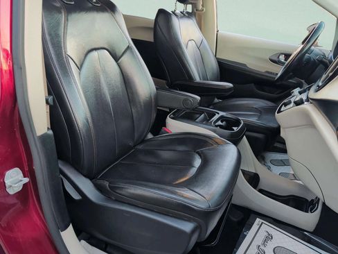 Used 2020 Chrysler Pacifica Touring-L image 18