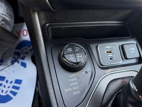 Used 2019 Jeep Cherokee Trailhawk image 30