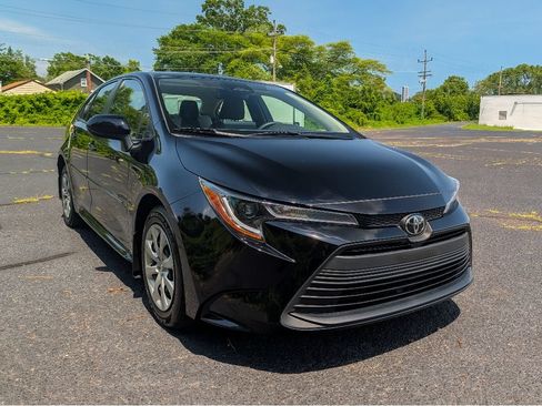 Used 2024 Toyota Corolla LE FWD image 3