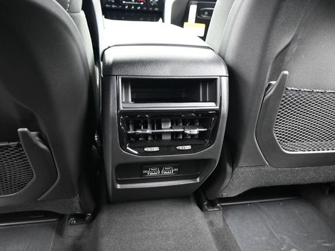 Used 2025 Jeep Grand Cherokee Laredo image 30