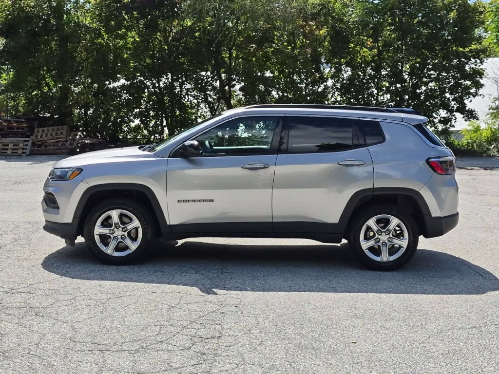 Used 2023 Jeep Compass Latitude AWD/4WD image 2