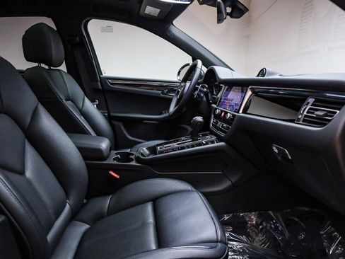 Certified 2025 Porsche Macan image 21