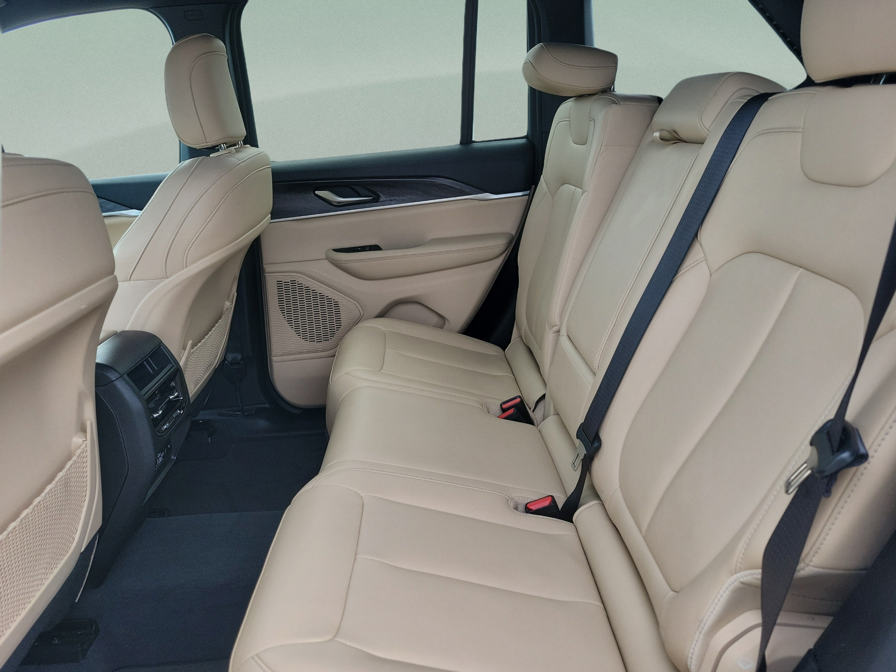 Used 2023 Jeep Grand Cherokee Limited AWD/4WD image 7