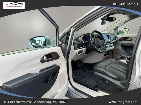 Used 2017 Chrysler Pacifica Touring-L w/ Tire & Wheel Group FWD image 7