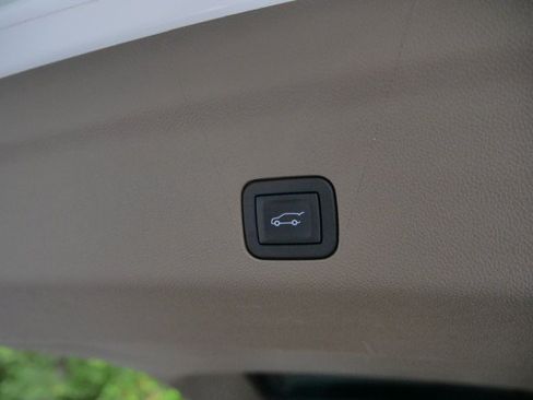 Used 2025 GMC Yukon Denali w/ Denali Reserve Package RWD image 44