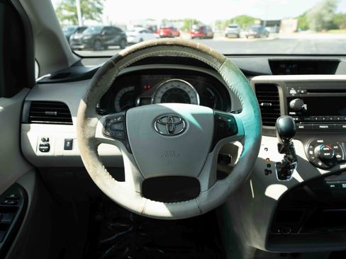 Used 2013 Toyota Sienna SE FWD image 21