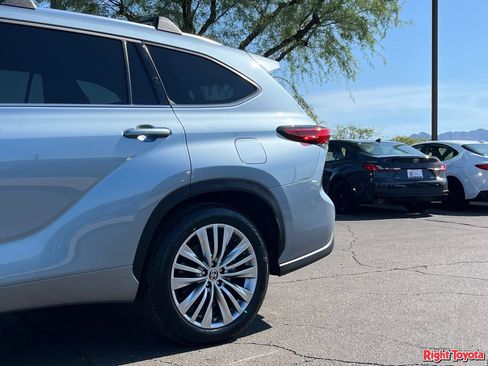 Used 2023 Toyota Highlander Platinum FWD image 10