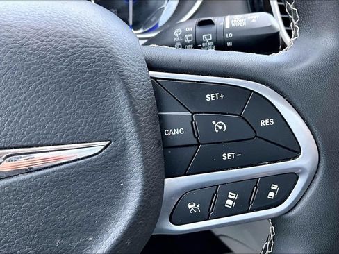 Used 2023 Chrysler Pacifica Touring-L FWD image 12