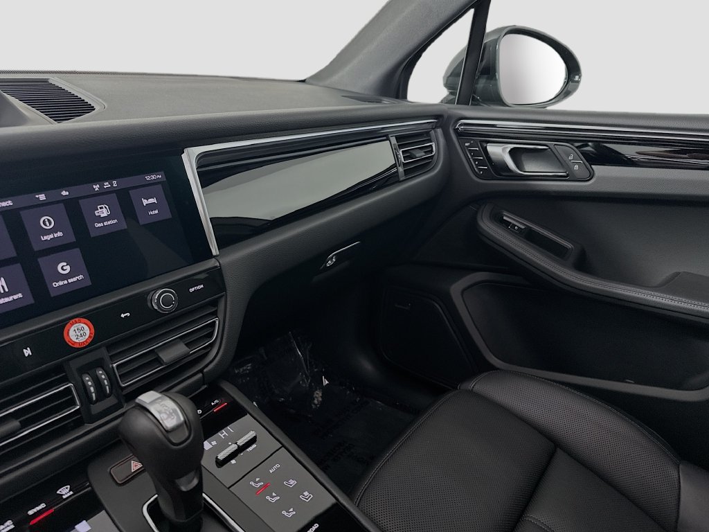 Certified 2025 Porsche Macan AWD/4WD image 26