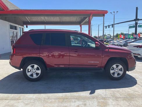 Used 2017 Jeep Compass Latitude FWD image 7