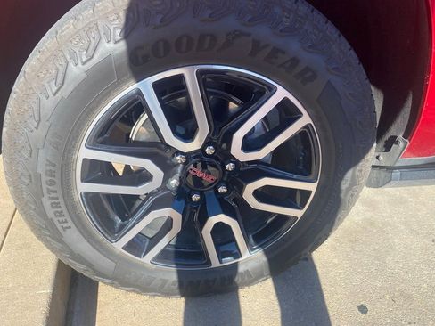 Used 2024 GMC Yukon AT4 w/ Technology Package AWD/4WD image 4